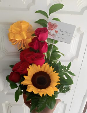 Arreglo con 7 rosas y 1 girasol R01