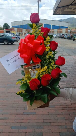 Espiral de 7 rosas y chocolates R07