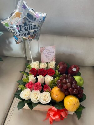 Caja de frutas con 12 rosas R67