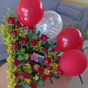 Arreglo frutal 24 rosas y globos R105