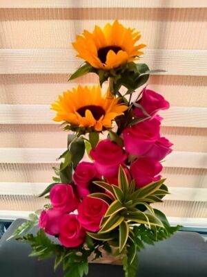 Arreglo de dos girasoles y 12 rosas R151