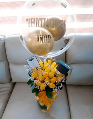 Jarrón Grado x 24 rosas, globo personalizado y gorro R164