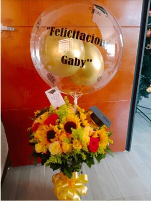 Jarrón de rosas y girasoles, globo personalizado y gorro R166