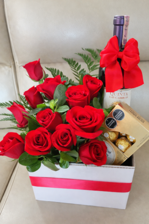 Caja x 12 rosas, botella de vino y ferrero x 8 unidades R189
