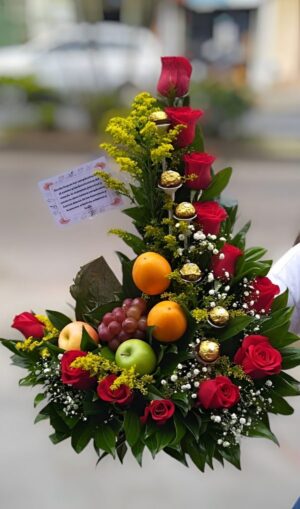 Arreglo de chocolates rosas y fruta R57