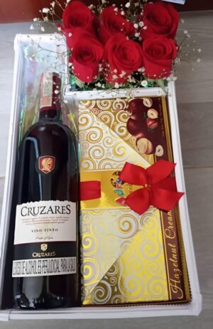 Caja vino  chocolates y 6 rosas R84