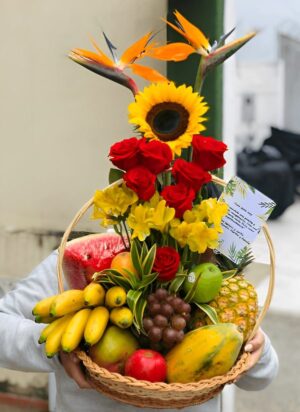Canasta frutal ( Heliconia o Ave del Paraiso) girasol y rosas R89