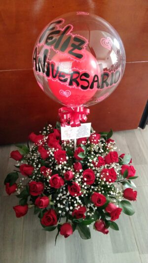 Arreglo por 50 rosas y globo personalizado R96